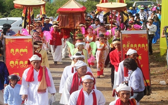 Hàng ngàn người dự lễ hội Katê