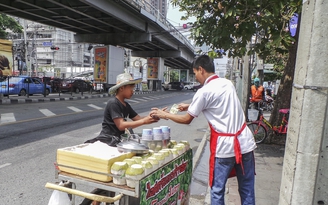 Phận mưu sinh chui trên đất Thái - Kỳ 3: Ngày bán hàng rong, tối chui 'ổ chuột'