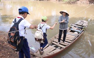 'Đu dây' qua sông để đến trường