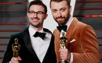 Sam Smith bị 'sửa lưng' sau khi giành Oscar