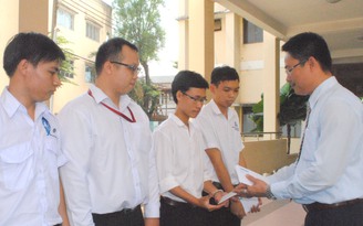 Trao học bổng Nguyễn Thái Bình - Báo Thanh Niên cho sinh viên học giỏi