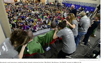 80 học sinh cạo đầu ủng hộ cô gái 9 tuổi mắc bệnh ung thư