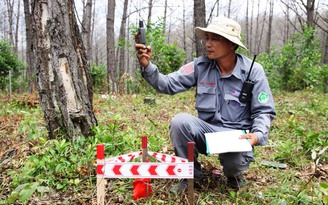 Người nằm lại với bom bi, người tiếp tục gian nguy cho những bình yên