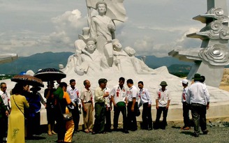 Đoàn cựu chiến binh thắp hương tại khu tưởng niệm chiến sĩ Gạc Ma