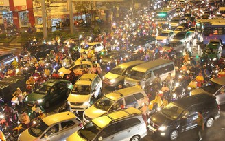 Sài Gòn mưa to, hàng ngàn người kẹt cứng giữa dòng xe