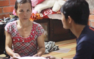 Trao tiền cho những hoàn cảnh khó khăn