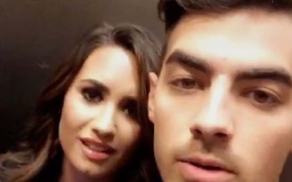 Joe Jonas và Demi Lovato bị kẹt 4 tiếng trong thang máy