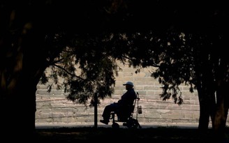 Đi lại được sau 43 năm ngồi xe lăn vì bị chẩn đoán sai