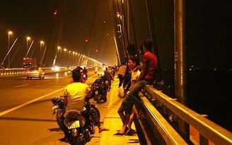 Nên cấm dừng xe 'tâm sự', chụp ảnh trên cầu Nhật Tân