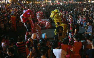 TP.HCM tổ chức biểu diễn lân sư rồng trên phố đi bộ Nguyễn Huệ
