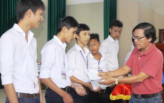 Trao 20 học bổng Nguyễn Thái Bình - Báo Thanh Niên cho học sinh nghèo vượt khó