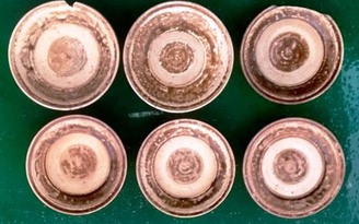 Đào đất, phát hiện đĩa gốm cổ thời Trần, Lê