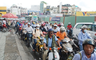 'Lô cốt' tái xuất, kẹt xe gia tăng