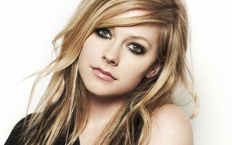 Avril Lavigne tái xuất sau 2 năm chống chọi bệnh lạ