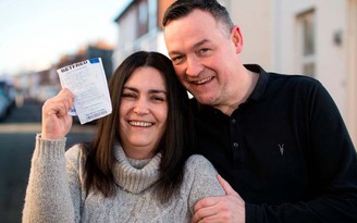 Một phụ nữ suýt mất tiền tỉ vì vứt vé số chưa dò vào sọt rác