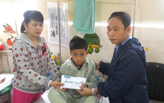 Trao tiền bạn đọc giúp các hoàn cảnh thương tâm