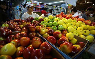 Loạn giá trái cây ngoại: Chỉ khổ người tiêu dùng