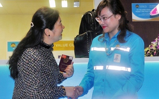 Nhân viên sân bay trả lại tài sản khách để quên