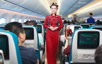 Tiếp viên Vietnam Airlines trình diễn áo dài ở độ cao trên 10.000 mét