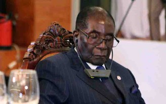 Tổng thống Zimbabwe 93 tuổi thường nhắm mắt vì 'nhạy cảm với ánh đèn'