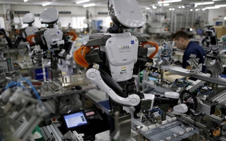 Chế tạo robot giúp người già lái xe an toàn