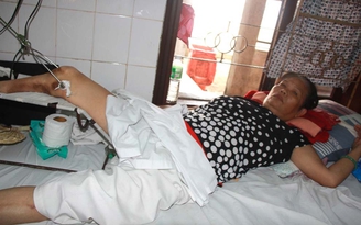 Cụ bà tật nguyền bị gãy chân không tiền chữa trị