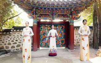 Người mẫu Việt diễn áo dài tại chùa cổ Hàn Quốc