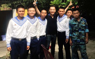 Ca sĩ Việt Quang hạnh phúc đi hát ở Trường Sa