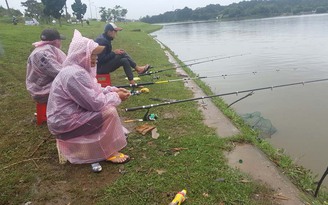 Có biển cấm vẫn ngang nhiên câu cá ở hồ Xuân Hương Đà Lạt