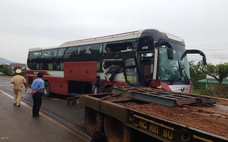 Xe khách Thành Bưởi va chạm xe đầu kéo, hàng chục hành khách hoảng loạn