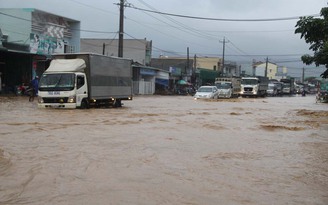 Quốc lộ 20 biến thành 'sông', ô tô nối đuôi nằm chờ