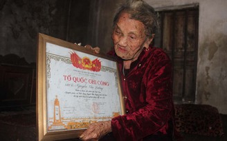 Mẹ liệt sĩ 100 tuổi mong tiền hỗ trợ làm nhà