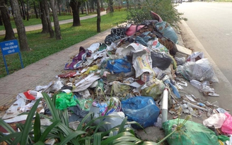 Rác tràn lan công viên Gia Định