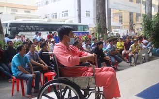 Bạn trẻ xem bóng đá trong bệnh viện