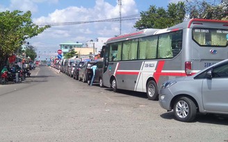 Ùn tắc kéo dài tại bến phà Đình Khao trên QL57