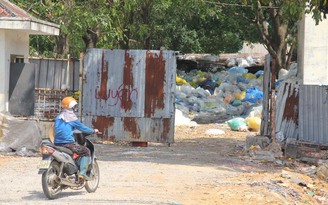 Sống khổ bên cạnh cơ sở tái chế nhựa