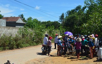 Đối thoại bất thành, dân tiếp tục chặn xe rác vào bãi