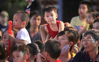 Ánh mắt trẻ thơ say đắm điệu múa lân mừng Trung thu