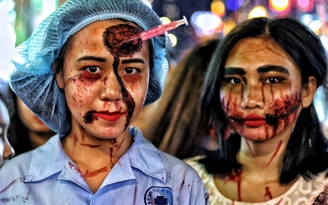 Người Sài Gòn ken cứng ngắm những khuôn mặt 'ma quỷ' ở phố đi bộ Bùi Viện