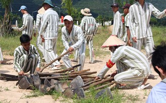 Tranh luận chuyện phạm nhân lao động ngoài trại giam