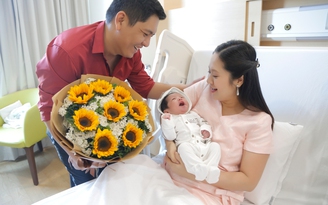 Đức Thịnh ôm hoa đến bệnh viện đón mẹ con Thanh Thúy về nhà