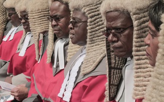 Zimbabwe chi tiền tỉ mua tóc giả cho thẩm phán