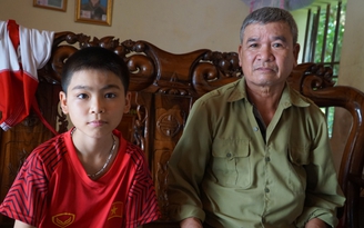 Cháu bé mồ côi có nguy cơ bị mù