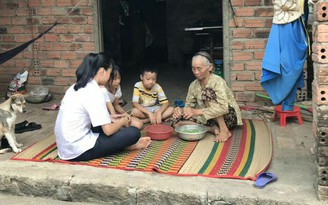3 đứa trẻ mồ côi cha mẹ vì bệnh hiểm nghèo, sống dựa vào bà nội
