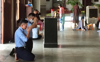 Người đi chùa Sài Gòn vắng hoe, vừa bái Phật vừa đeo khẩu trang thời Corona
