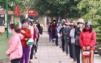 Người xếp hàng khoảng cách chuẩn, 'ATM gạo' đầu tiên Hà Nội phát trở lại