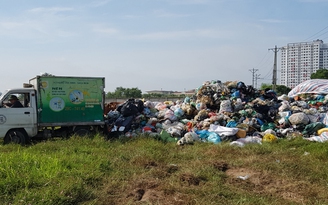 Người dân dừng chặn xe chở rác vào bãi rác Nam Sơn