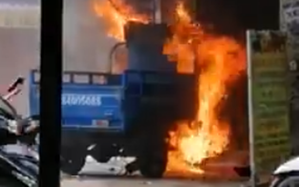 TP.HCM: Xe ba gác máy cháy ngùn ngụt trước cửa hàng cơ khí