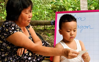 Chuyện lạ miền Tây: Cậu bé 2 tuổi rưỡi biết đọc tiếng Việt lẫn tiếng Anh