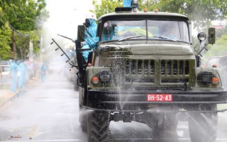 Quân đội phun khử khuẩn tại Quảng Nam, Đà Nẵng
